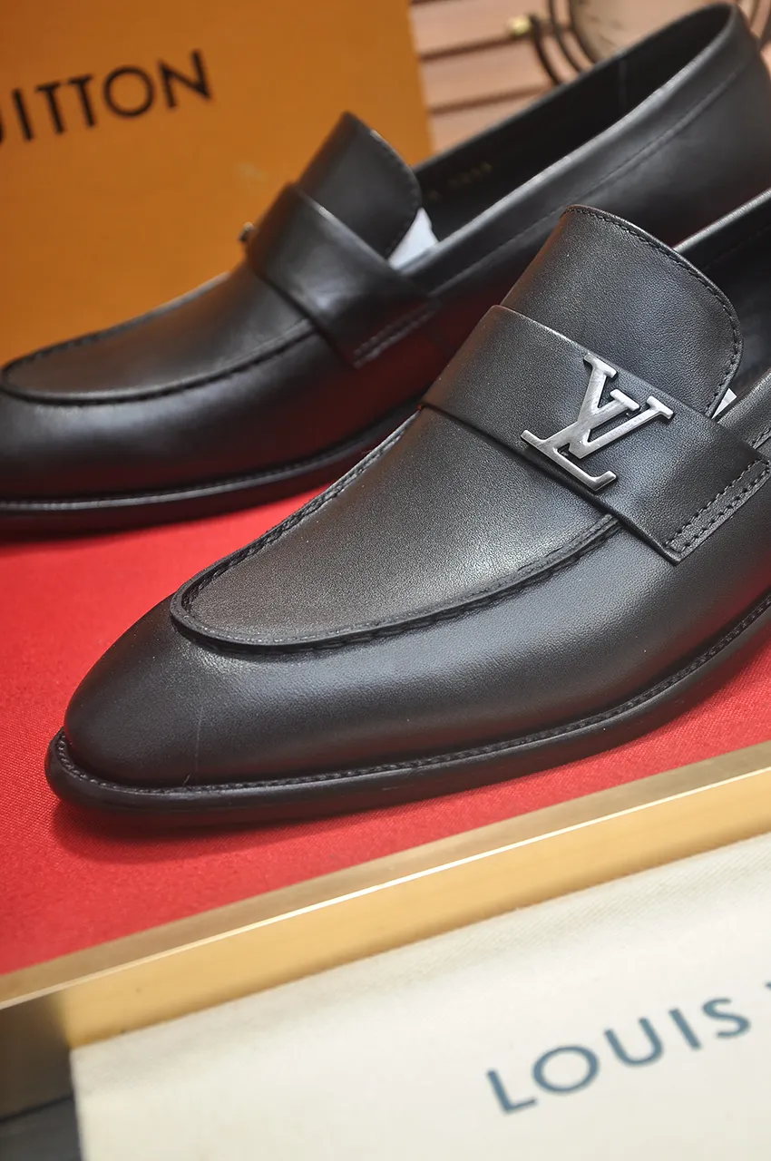 Men's men's shoes 💰540💶 [LV] (original single cowhide lining) 🍀LV's latest genuine leather business suit shoes are launched simultaneously on the official website. The first-layer cowhide imported from Italy is made of heavy gold, 💥official website 1:1 rubber outsole. Versatile to wear, high-end without losing class, and the color combination is extraordinary. This four-season style is alluring when worn on your feet, showing off your big-name flair. Standard code 38-45 (45 customized)